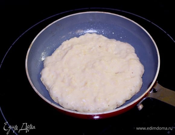 Выложить ложкой тесто на раскаленную смазанную сковороду, обжарить с двух сторон до румяного цвета.