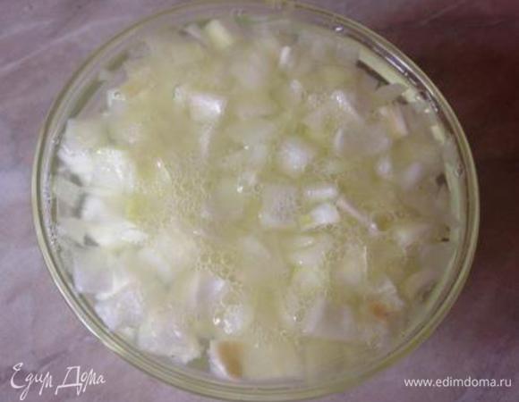 Лук почистить, мелко порезать, залить кипятком.