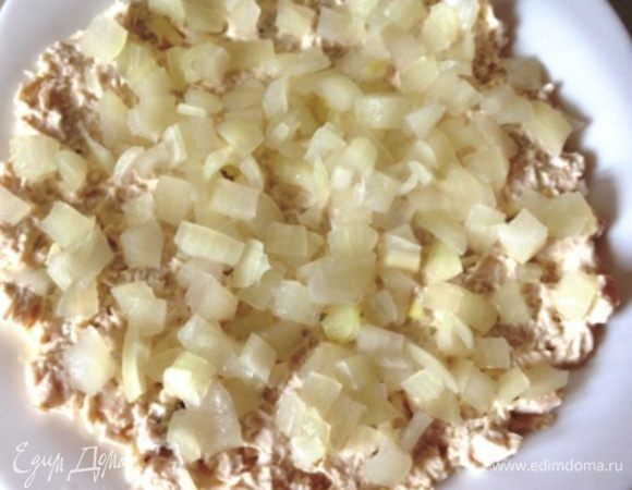 Второй слой: сцеженный от воды лук.