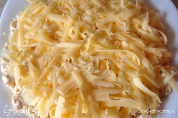 Третий слой: тертый на крупной терке сыр.