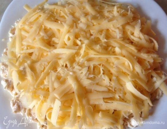 Третий слой: тертый на крупной терке сыр.