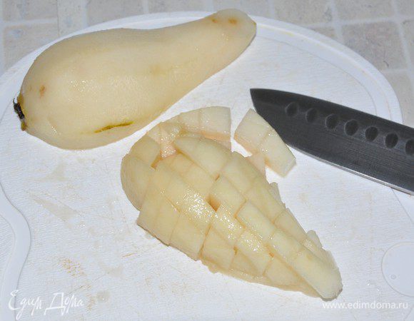 Для приготовления чая нам понадобится спелая сочная груша. 
Грушу помыть, очистить от кожуры и нарезать.