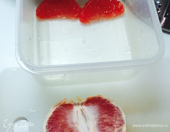 Итак, грейпфрут у нас цитрус кисленький, поэтому нам надо его заблаговременно подсластить. Чистим грейпфрут, делим на дольки, снимаем белую пленочку, убираем косточки. Занятие, требующее терпения (по крайней мере для меня).