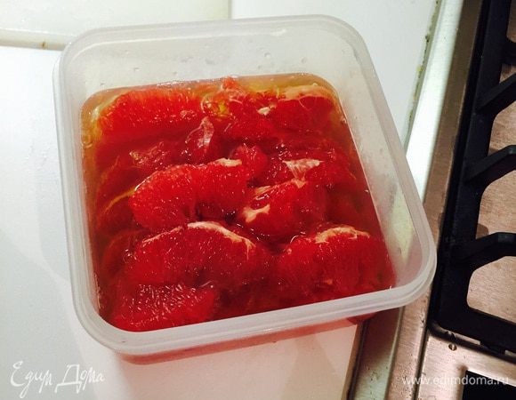 Заливаем горячим сиропом наш "обнаженный" грейпфрут, накрываем и пусть остывает, а потом ставим в холодильник на ночь.