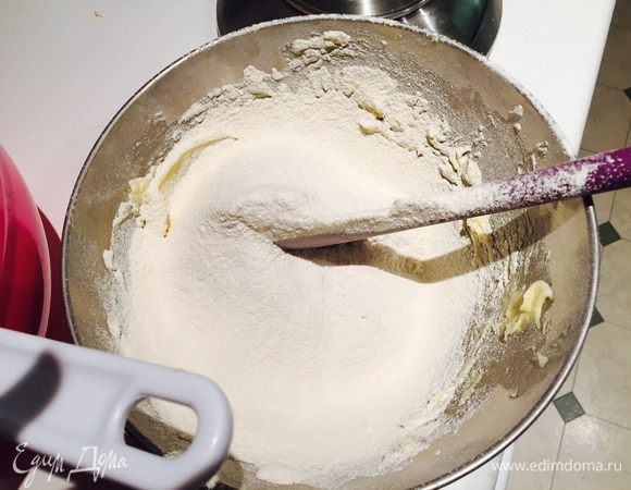 Теперь можно заняться песочной основой. Размягченное сливочное масло хорошенько перетираем деревянной лопаткой, добавляем яйцо, потом муку и соль.