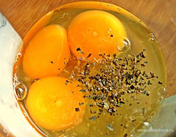 В емкость для взбивания или в 0,5 л банку вбиваем яйца, добавим базилик или другую зелень. Чеснок можно добавить, если не надо на работу.