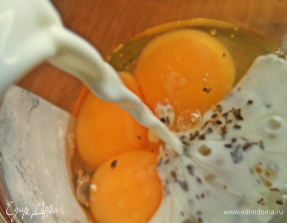 Вливаем молоко.