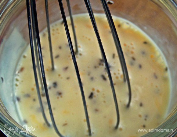 Посолим, взбиваем венчиком.
