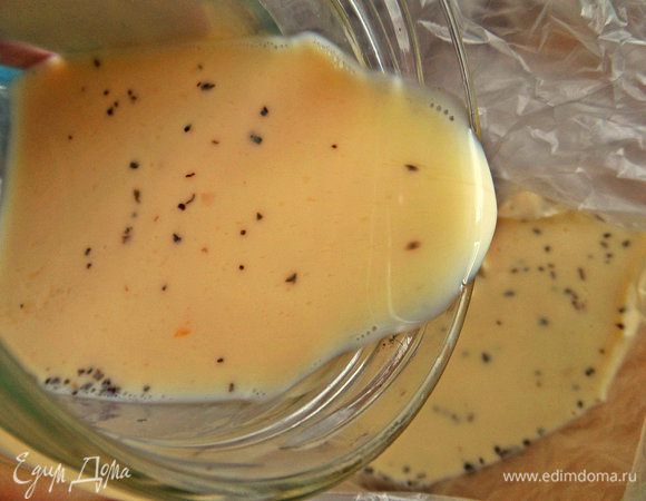 Вкладываем один пакет в другой и вливаем омлетную массу.