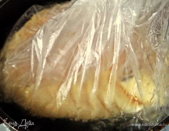 Завязываем вверху и помещаем в кипящую воду, варим на маленьком огне.