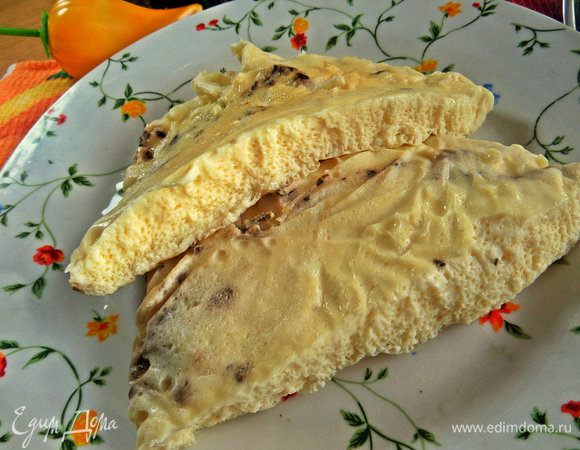 Омлет легко выскакивает из пакета. Я его разломила пополам.