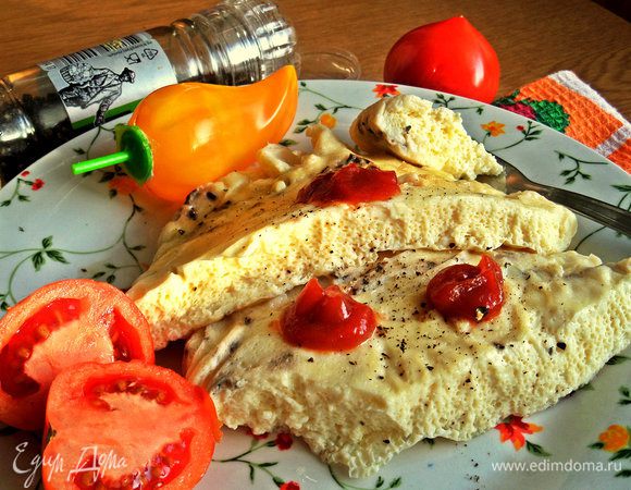 Посыпаем свежемолотым перцем, украшаем каплями кетчупа и тут же съедаем!