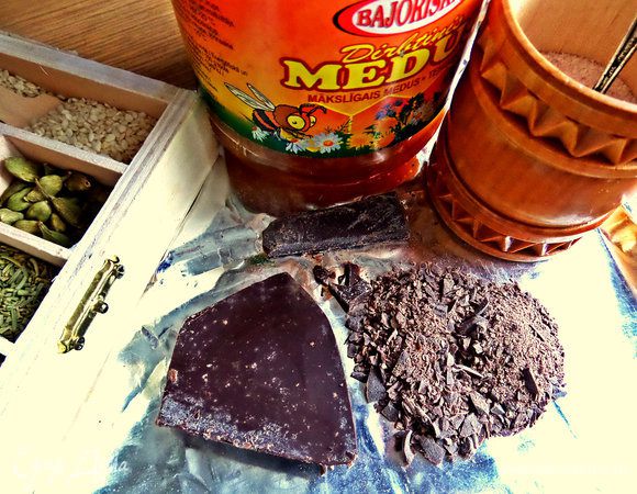 Шоколад порубить в стружку. 