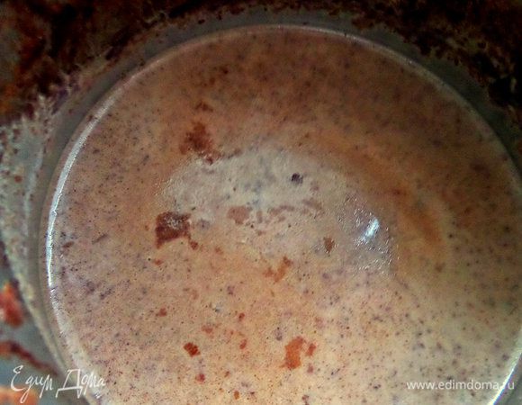 Влить в турку молоко, нагреть, всыпать соль, корицу, шоколад. Держать на маленьком огне, помешивая, до растворения шоколада.