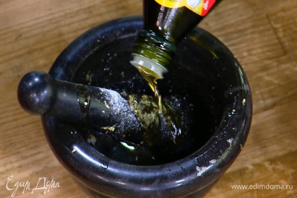 Приготовить заправку: соединить оливковое масло и оставшийся сок лимона, посолить, поперчить и перемешать.