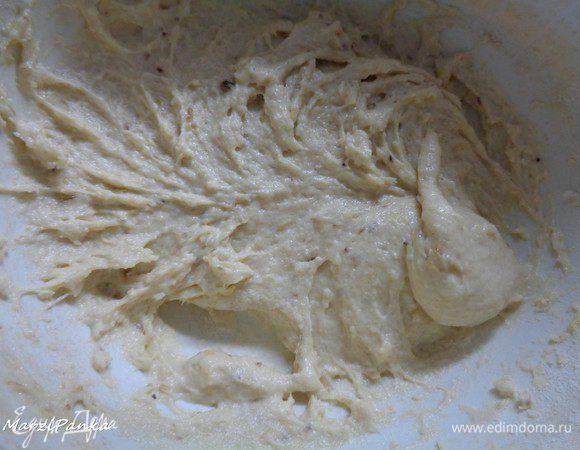 В муку добавить щепотку соли, а затем с помощью миксера по одному яйца. Добавить мякоть банана.