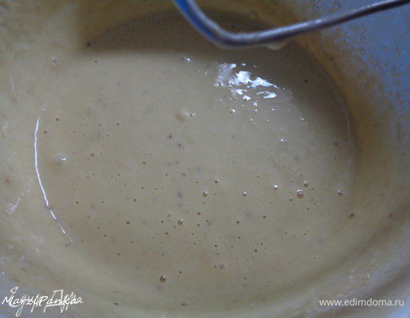 Влить в тесто постепенно кокосовое молоко (у меня готовое, покупное). Все тщательно перемешать миксером.

Кокосовое молоко можно сделать самим. Для этого следует поместить 225 гр. кокосовой стружки в процессор, залить 2 чашками кипятка и пропульсировать в течении 20-30 секунд. Выложить сито марлей и вылить кокосовую массу. Свести куски марли вместе и хорошо отжать жидкость (молоко), мякоть выкинуть. 