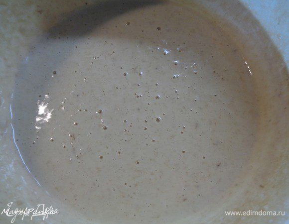 Отправить тесто в холодильник на 1 час. Если вы используете тортовую муку, то этот шаг можно опустить. У меня мука обычная.

На фото тесто после холодильника. На поверхности видны пузырьки. Тесто довольно жидкое, но так и надо.