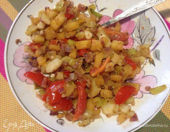 Обжарить овощи (любые какие вам нравятся) на сковородке на оливковом масле и приправить специями по вкусу.  