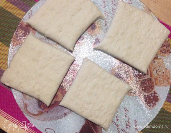 Тесто достать заранее, разморозить и разрезать на 4 равные части.