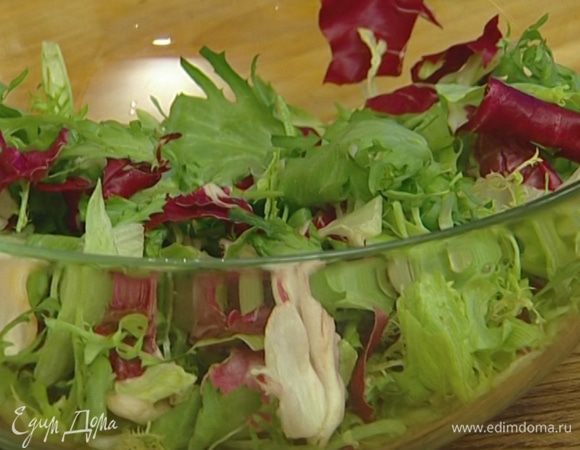 Приготовить салат: салатный микс сбрызнуть фундучным маслом, винным уксусом, посолить, посыпать измельченным розовым перцем и перемешать.