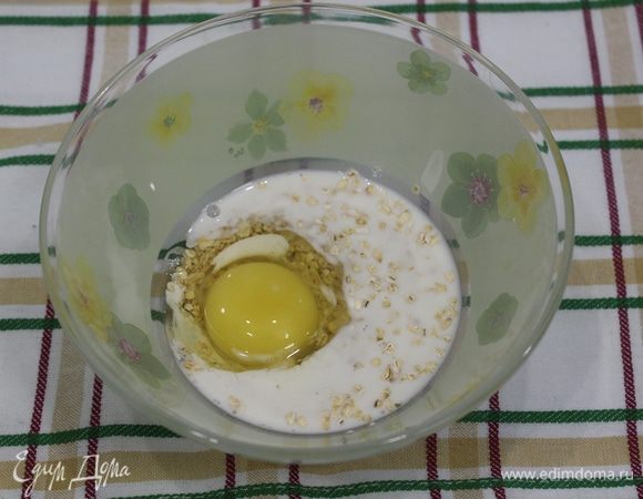 Яйцо, хлопья, молоко и соль кладем в миску.