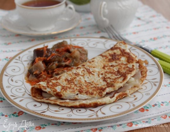 Затем складываем блин пополам и выкладываем на тарелку.
