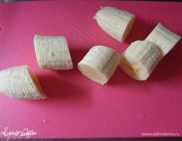 Бананы очистить от кожуры и порезать шайбочками.