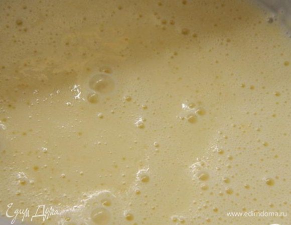 Яйца смешать с мукой, крахмалом, стружкой и солью. Перемешать венчиком, чтобы не было комочков. Влить кокосовое молоко и растительное масло, перемешать.