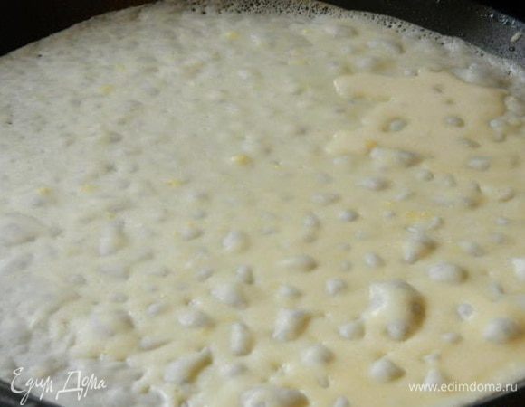 Разогреть сковороду и смазать растительным маслом. Выпекать тонкие блинчики с двух сторон до подрумянивания.