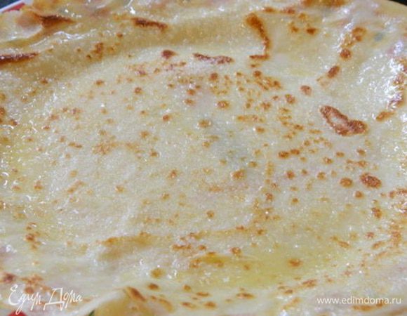 Готовые блины смазать растопленным сливочным маслом и посыпать сахаром. Свернуть в рулетик и разрезать на 2 части под углом.