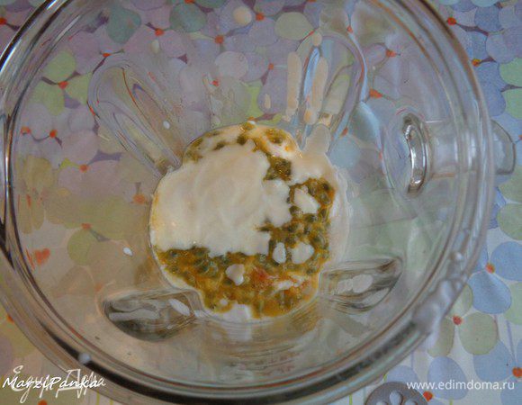 Добавим в блендер бананы, кокосовое молоко, мякоть маракуйи, ванильный йогурт и мед.