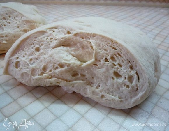 Но сегодня, чтобы ускорить процесс приготовления, я купила на местной пекарне уже готовое дрожжевое тесто. Оно пышное, вкусное и мало чем отличается от домашнего.