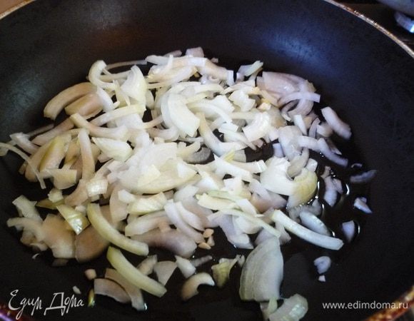 Для начинки пирога: лук очищаем, нарезаем полукольцами и обжариваем до прозрачности.