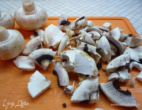 Шампиньоны моем, нарезаем ломтиками.