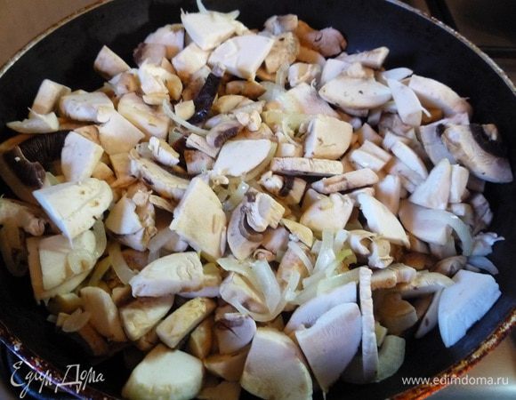 Выкладываем шампиньоны в сковороду с луком, перемешиваем, доводим до готовности, солим и перчим по вкусу.