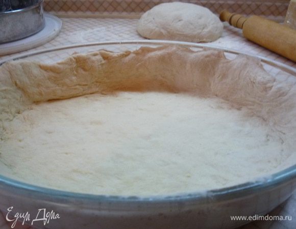 В форму выкладываем тесто, формируем бортики.