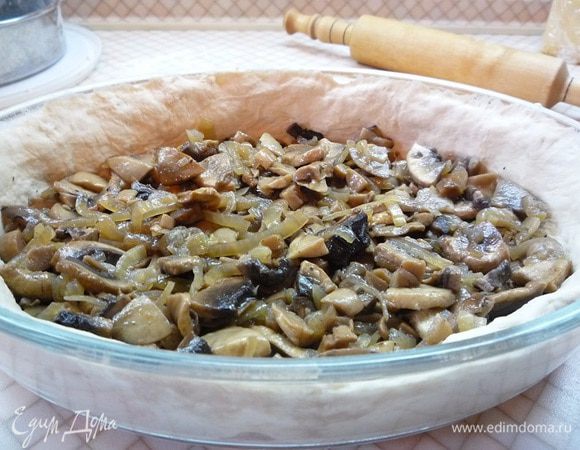 На тесто выкладываем грибы с луком.