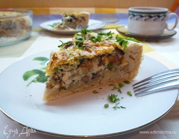 Подавайте пирог сразу, пока он горячий. Приятного всем аппетита!