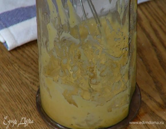 Приготовить майонез: в высокой емкости соединить желток, горчицу, немного уксуса, посолить, поперчить и, непрерывно взбивая блендером с насадкой-венчиком, тонкой струйкой вливать оливковое масло. Если масса получится слишком густой, влить оставшийся уксус и взбить еще немного.