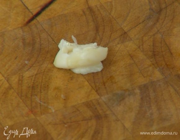 Чеснок почистить, раздавить плоской стороной ножа и, удалив горькую сердцевину, нарезать.