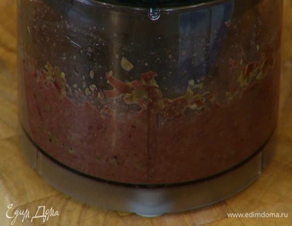 Приготовить тапенад: в чаше блендера соединить оливки, анчоусы, каперсы, чеснок, влить оливковое масло, посолить, поперчить и взбить все в однородную массу.