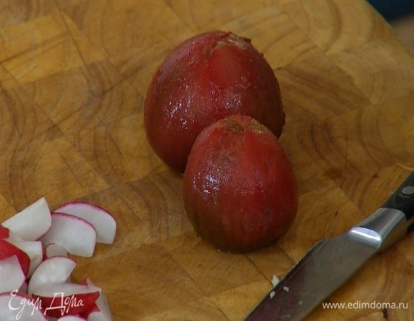 Помидоры надрезать крестиком, залить кипятком и оставить на пару минут, затем кипяток слить и обдать помидоры ледяной водой.