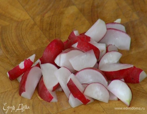 Редиску нарезать тонкими дольками.