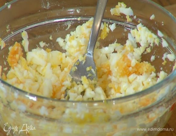 Яйца отваривать в течение 5 минут, затем почистить и размять вилкой.