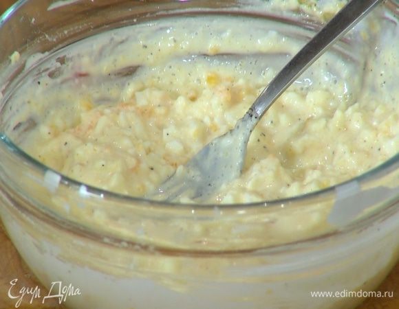 К размятым яйцам добавить примерно 100 г домашнего майонеза, сметану, посолить, поперчить и все перемешать.