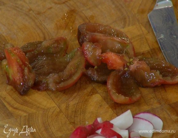 Помидоры очистить от кожуры и, удалив сок с семенами, нарезать мякоть небольшими кубиками.