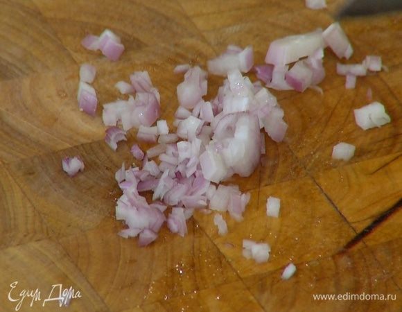 Шалот почистить и мелко порубить.