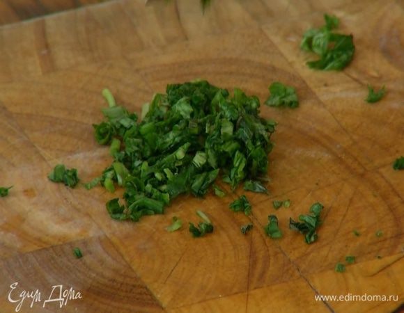 Листья базилика мелко нарезать.