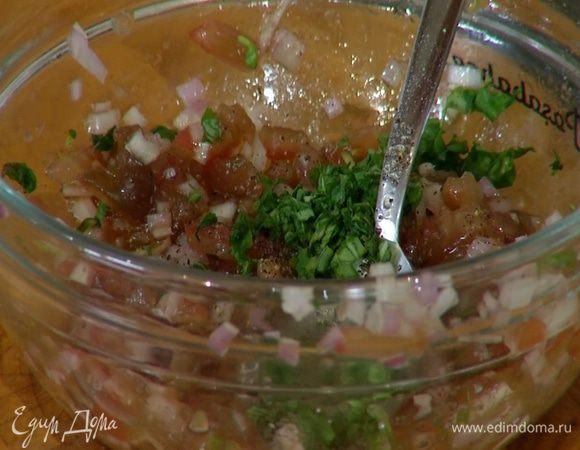 Помидоры соединить с шалотом и базиликом, влить уксус, оливковое масло, посолить, поперчить и перемешать.